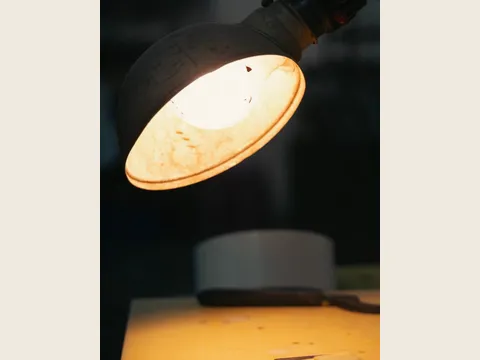Lámpara metálica encendida sobre un banco de trabajo