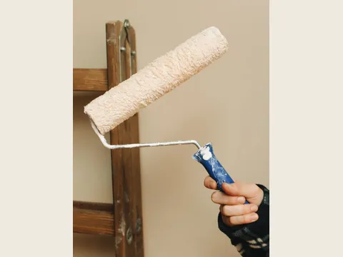 Rodillo de pintura blanco con mango azul