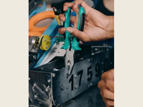 Pinza de punta sostenida en un taller