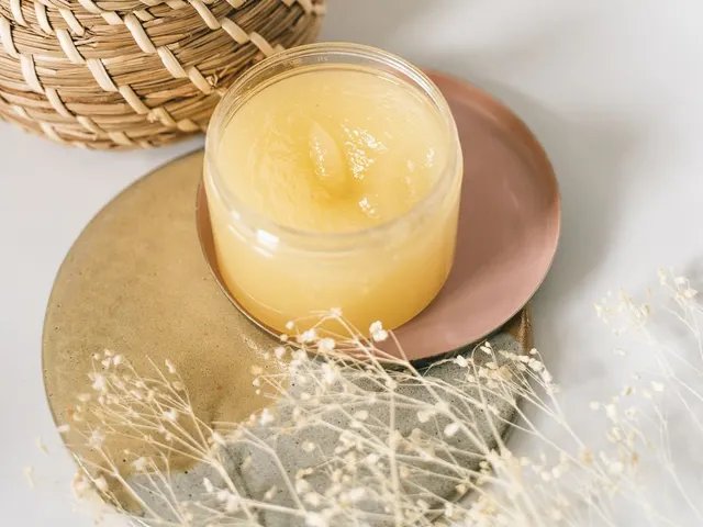 Crema amarilla en un frasco de vidrio